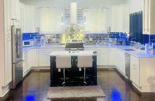 Candler-McAfee Casa | Lovely 4-bedroom house with Pool in Decatur