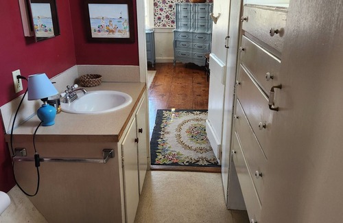 Little Compton Otro | Lovely 4-bedroom farmhouse in Little Compton. Pet and family friendly.