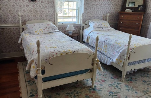 Little Compton Otro | Lovely 4-bedroom farmhouse in Little Compton. Pet and family friendly.