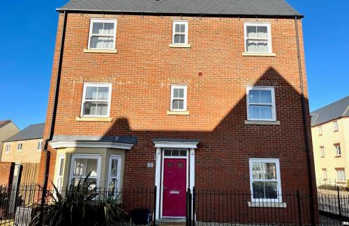 Bicester Casa | Lovely 4 doubled bedroomed townhouse in Bicester near to Bicester Village