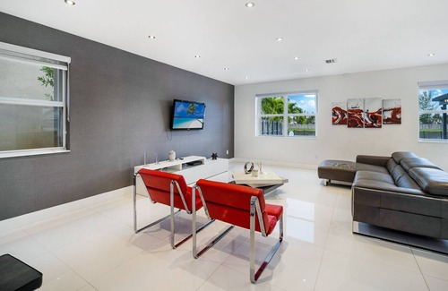 Doral Casa | Lovely 4BR 3BA Doral Home w Pool/BBQ/Parking