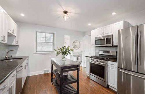Fairfield Casa | Lovely 5 Bedroom Beach House with Large Backyard - Walk to Beach, Town or Train