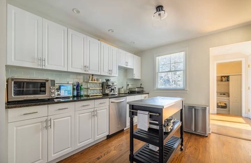 Fairfield Casa | Lovely 5 Bedroom Beach House with Large Backyard - Walk to Beach, Town or Train