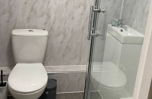 Basildon Casa | Lovely 5 Bedroom home with free parking and Wi-Fi