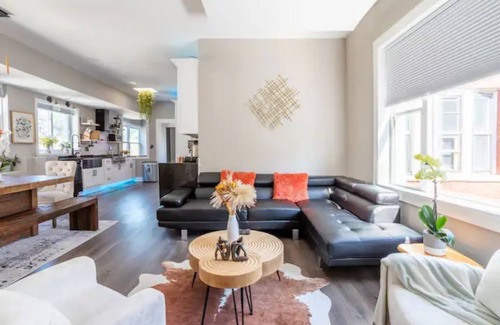 Uptown Apartamento | -Lovely 5BD/3BR/3Parking on premises/Sleeps 14 guests/Andersonville