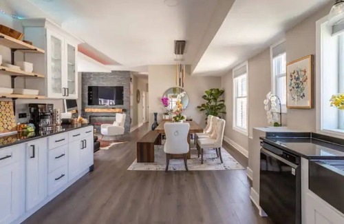Uptown Apartamento | -Lovely 5BD/3BR/3Parking on premises/Sleeps 14 guests/Andersonville
