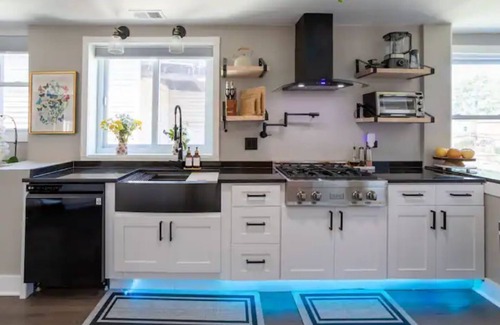 Uptown Apartamento | -Lovely 5BD/3BR/3Parking on premises/Sleeps 14 guests/Andersonville