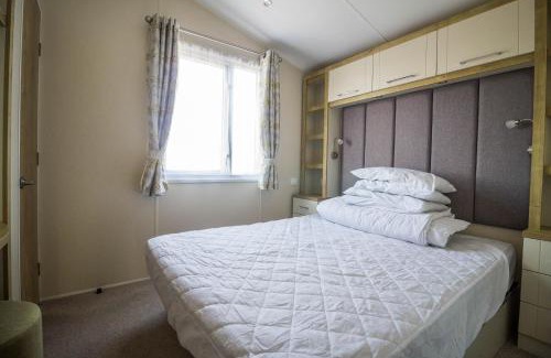 Felixstowe Otro | Lovely 6 Berth Caravan At Suffolk Sands Holiday Park Ref 45010Mv