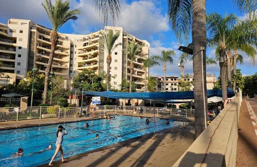 Ra'ananna Apartamento | Lovely and Bright Apart, 2 Bed, 2 Bath, sleeps 5, Swimming pool - Jacuzzi & Gym