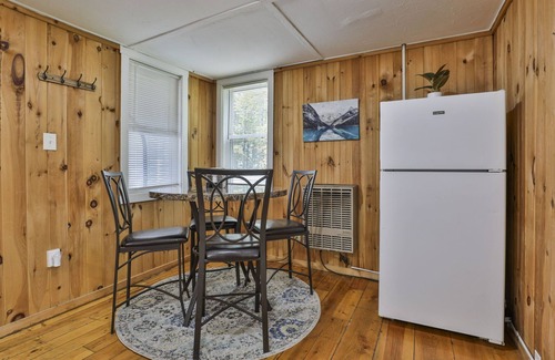 Weirs Beach Cabaña | Lovely and Cozy Cottage in Laconia
