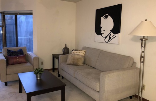 Nob Hill Apartamento | Lovely and Spacious 2 Bedroom Parking included