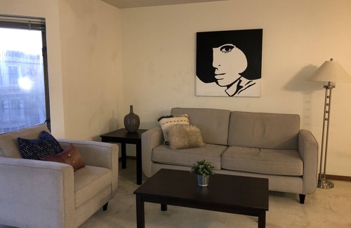 Nob Hill Apartamento | Lovely and Spacious 2 Bedroom Parking included