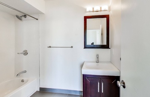 Nob Hill Apartamento | Lovely and Spacious 2 Bedroom Parking included