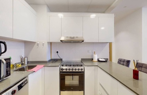 Discovery Gardens Apartamento | Lovely and spacious 1 bedroom with extra sofa bed