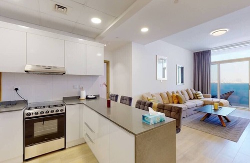 Discovery Gardens Apartamento | Lovely and spacious 1 bedroom with extra sofa bed