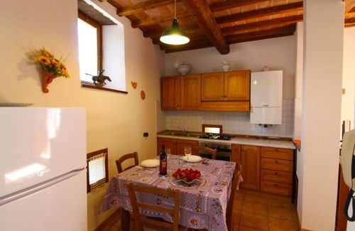 Pieve di Chio Apartamento | Bonito apartamento para 4 personas con WIFI, piscina privada, TV, mascotas permitida y aparcamiento