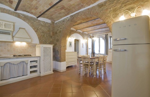 Bollano Villa | Hermoso apartamento en villa con WIFI, piscina, TV, terraza, mascotas permitida y vista panorámica