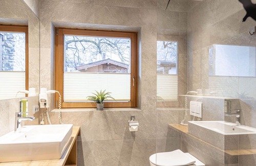 Reith bei Kitzbuehel Apartamento | Lovely apartment for 6 guests with WIFI, hot tub, TV, balcony, pets allowed and parking