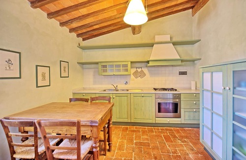 San Casciano in Val di Pesa Apartamento | Bonito apartamento con WIFI, piscina, TV, vista panorámica, aparcamiento, cerca de Greve In Chianti