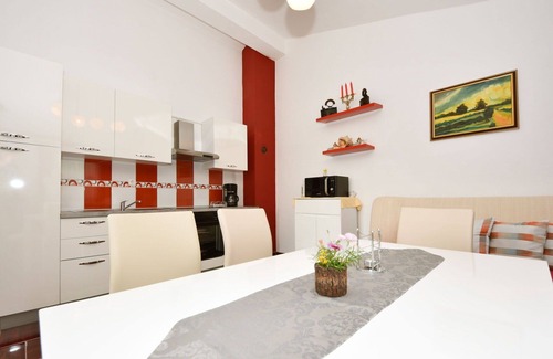 Obrovac Apartamento | Hermoso apartamento para 4 personas con WIFI, A/C, TV, terraza y aparcamiento