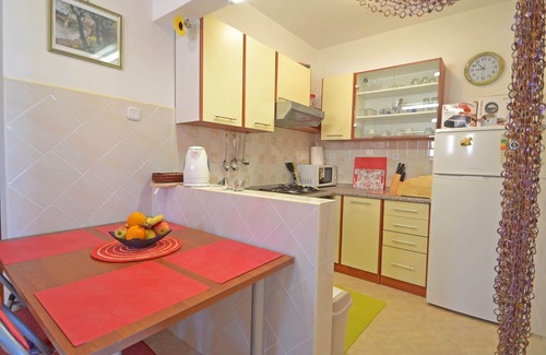 Obrovac Apartamento | Acogedor apartamento para 5 personas con A/C, TV, terraza y aparcamiento