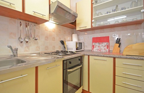 Obrovac Apartamento | Acogedor apartamento para 5 personas con A/C, TV, terraza y aparcamiento