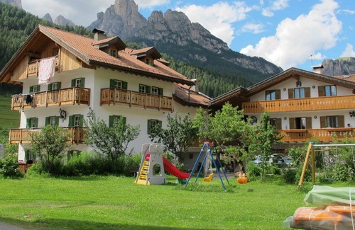 San Giovanni di Fassa Apartamento | Lovely apartment for 7 people with WIFI, TV, balcony, pets allowed and parking