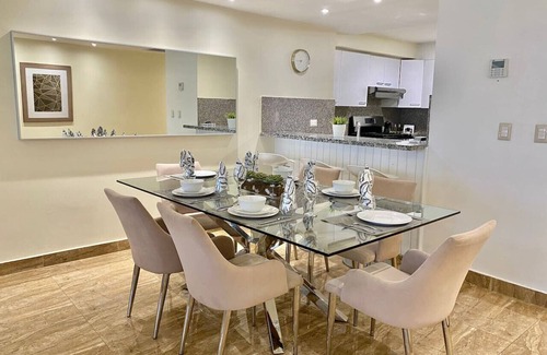 La Arboleda Condominio | Lovely Apartment in the Heart of the City: Renovated, Stylish Decor