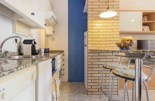 Torredembarra Apartamento | Precioso apartamento para 4 personas con WIFI, A/C, piscina, TV, terraza y aparcamiento