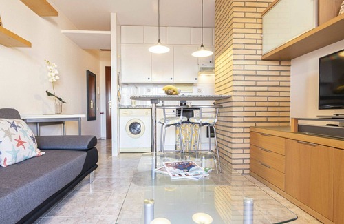 Torredembarra Apartamento | Precioso apartamento para 4 personas con WIFI, A/C, piscina, TV, terraza y aparcamiento