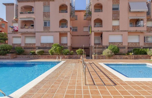 Torredembarra Apartamento | Precioso apartamento para 4 personas con WIFI, A/C, piscina, TV, terraza y aparcamiento