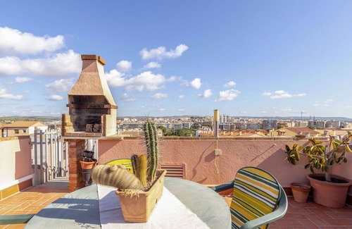 Torredembarra Apartamento | Precioso apartamento para 4 personas con WIFI, A/C, piscina, TV, terraza y aparcamiento