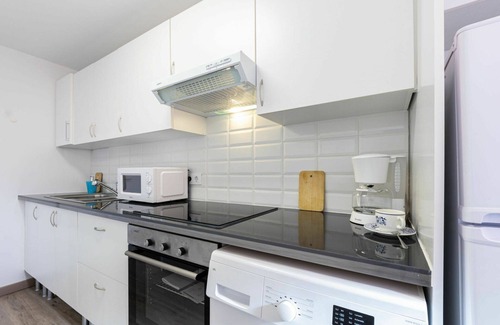 Torredembarra Apartamento | Hermoso apartamento para 4 personas con WIFI, TV, terraza y aparcamiento