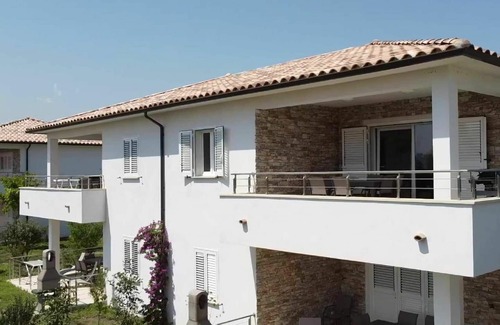 Ghisonaccia Apartamento | Precioso apartamento con WIFI, piscina, A/C, TV, terraza, mascotas permitida y aparcamiento