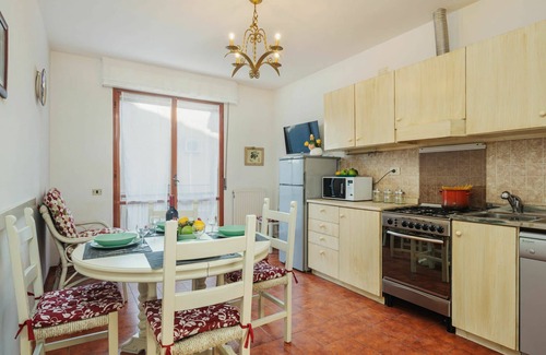 Marina di Pietrasanta Apartamento | Bonito apartamento para 5 personas con WIFI, A/C, TV, balcón y mascotas permitida