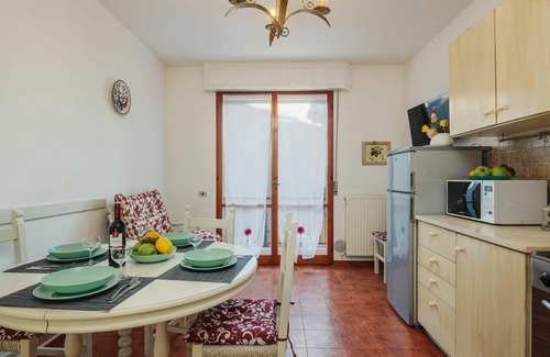 Marina di Pietrasanta Apartamento | Bonito apartamento para 5 personas con WIFI, A/C, TV, balcón y mascotas permitida
