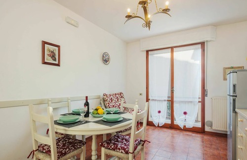 Marina di Pietrasanta Apartamento | Bonito apartamento para 5 personas con WIFI, A/C, TV, balcón y mascotas permitida
