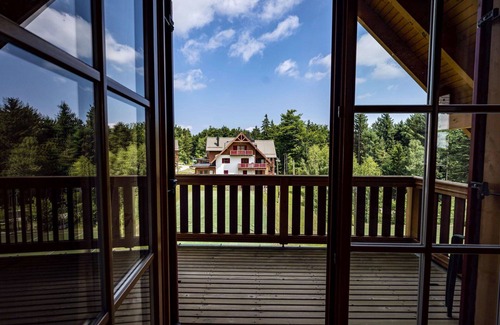 Hocko Pohorje Apartamento | Bonito apartamento con piscina, WIFI, TV, patio, mascotas permitida y vista panorámica