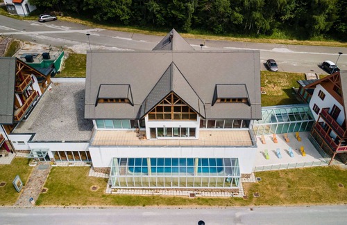 Hocko Pohorje Apartamento | Bonito apartamento con piscina, WIFI, TV, patio, mascotas permitida y vista panorámica