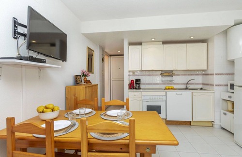 Vinaros Apartamento | Acogedor apartamento para 2 personas con A/C, WIFI, piscina, TV y aparcamiento