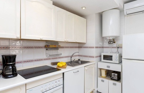 Vinaros Apartamento | Acogedor apartamento para 2 personas con A/C, WIFI, piscina, TV y aparcamiento