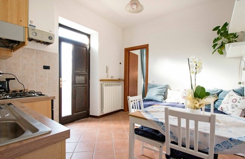Luino Apartamento | Bonito apartamento para 3 personas con WIFI, TV, patio y aparcamiento