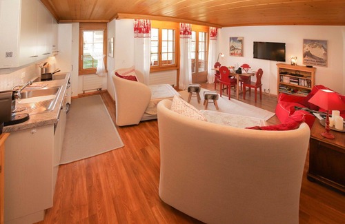 Saanen Apartamento | Precioso apartamento para 4 personas con WIFI, TV, balcón y vista panorámica