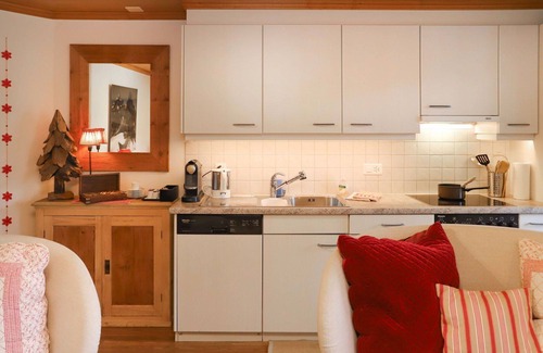 Saanen Apartamento | Precioso apartamento para 4 personas con WIFI, TV, balcón y vista panorámica
