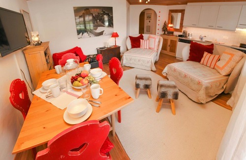 Saanen Apartamento | Precioso apartamento para 4 personas con WIFI, TV, balcón y vista panorámica