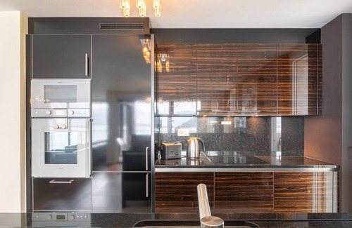 Montreux Apartamento | Lovely apartment for 4 guests with WIFI, hot tub, pool, TV, balcony and parking
