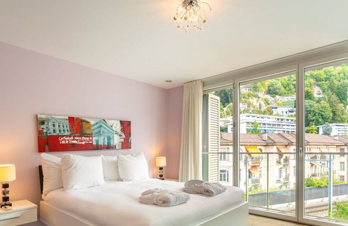 Montreux Apartamento | Lovely apartment for 4 guests with WIFI, hot tub, pool, TV, balcony and parking