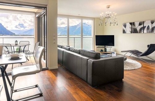 Montreux Apartamento | Lovely apartment for 4 guests with WIFI, hot tub, pool, TV, balcony and parking