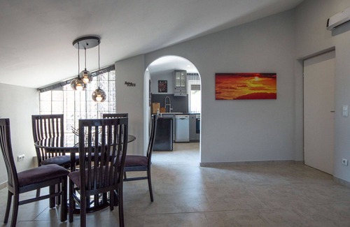 Tulisevica Apartamento | Acogedor apartamento para 4 personas con A/C, WIFI, piscina, TV, terraza y mascotas permitida