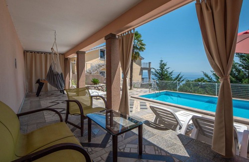 Tulisevica Apartamento | Acogedor apartamento para 4 personas con A/C, WIFI, piscina, TV, terraza y mascotas permitida